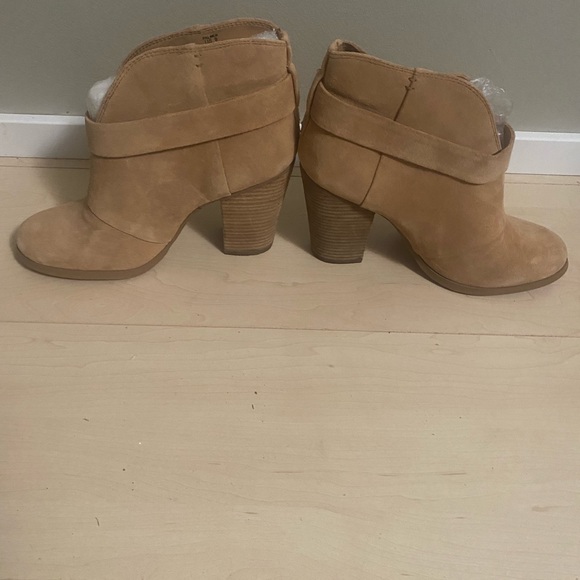 ♦️SOLD♦️SOLD♦️Brand New Boots - Picture 2 of 9